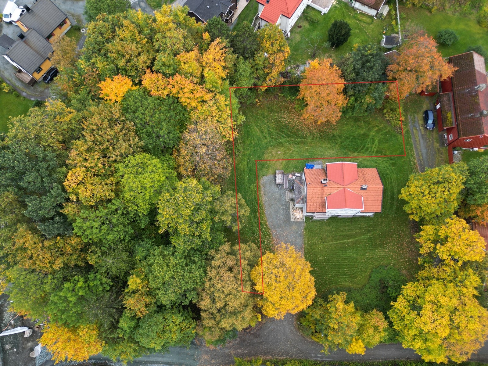 Illustrasjonsbildene viser ikke nøyaktig tomtegrense. Flat tomt med stort potensiale, lokalisert i et rolig og barnevennlig nabolag med gang- og sykkelavstand inn til Trondheim sentrum. Galleribilde