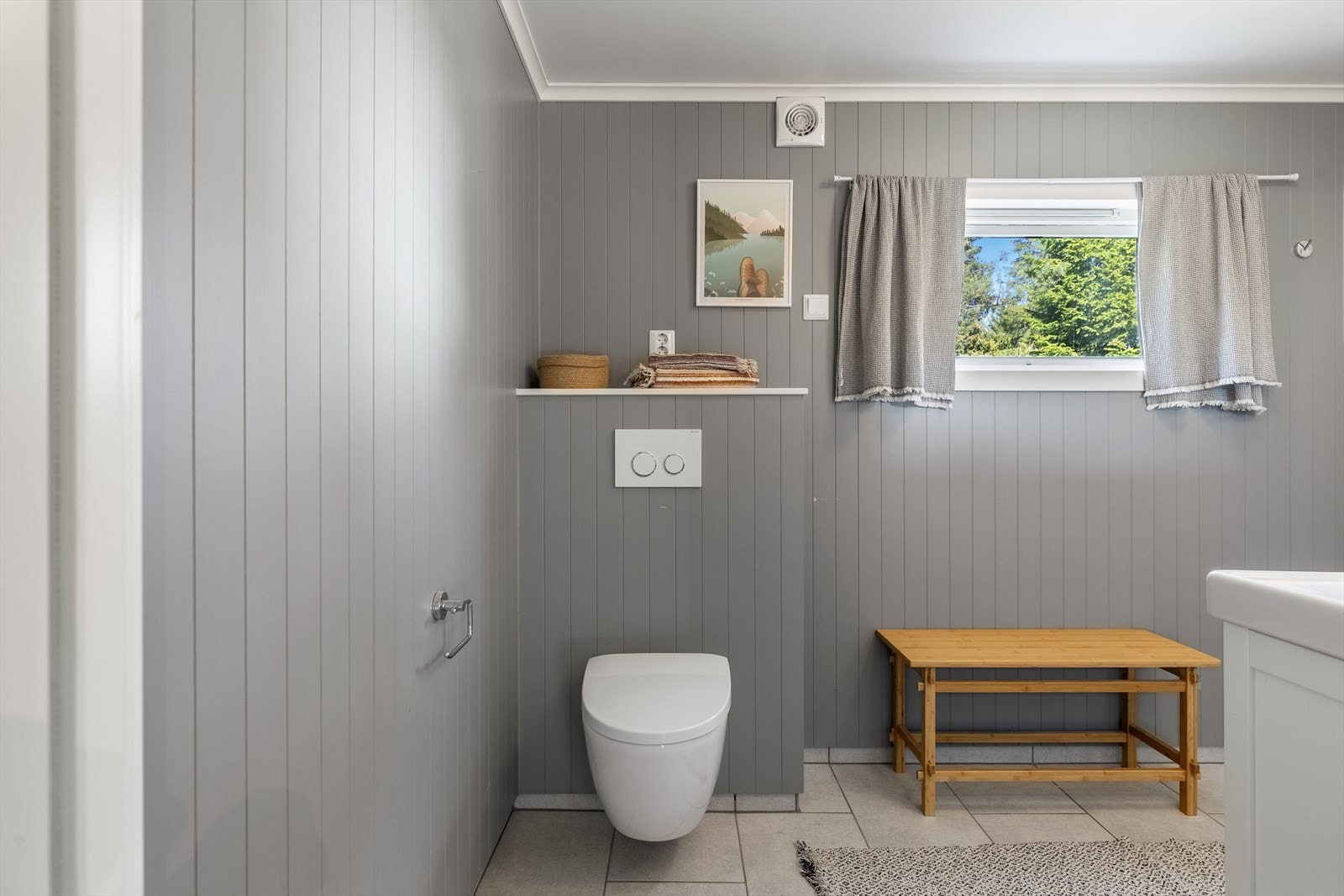 Baderom i hovedetasjen med nyere overflater og utstyr Galleribilde