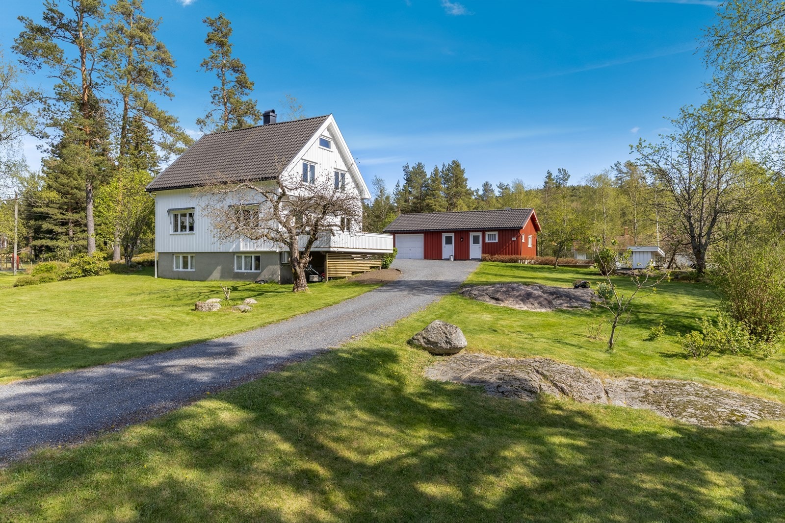Innholdsrik og koselig boligeiendom med garasje/uthus Galleribilde