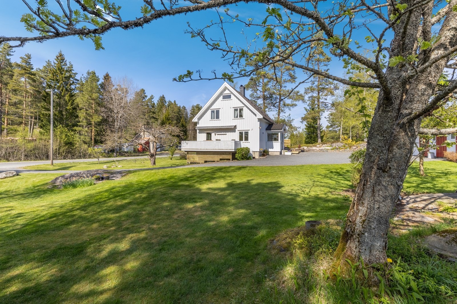 Tomten er på ca. 3 711 kvm. Galleribilde