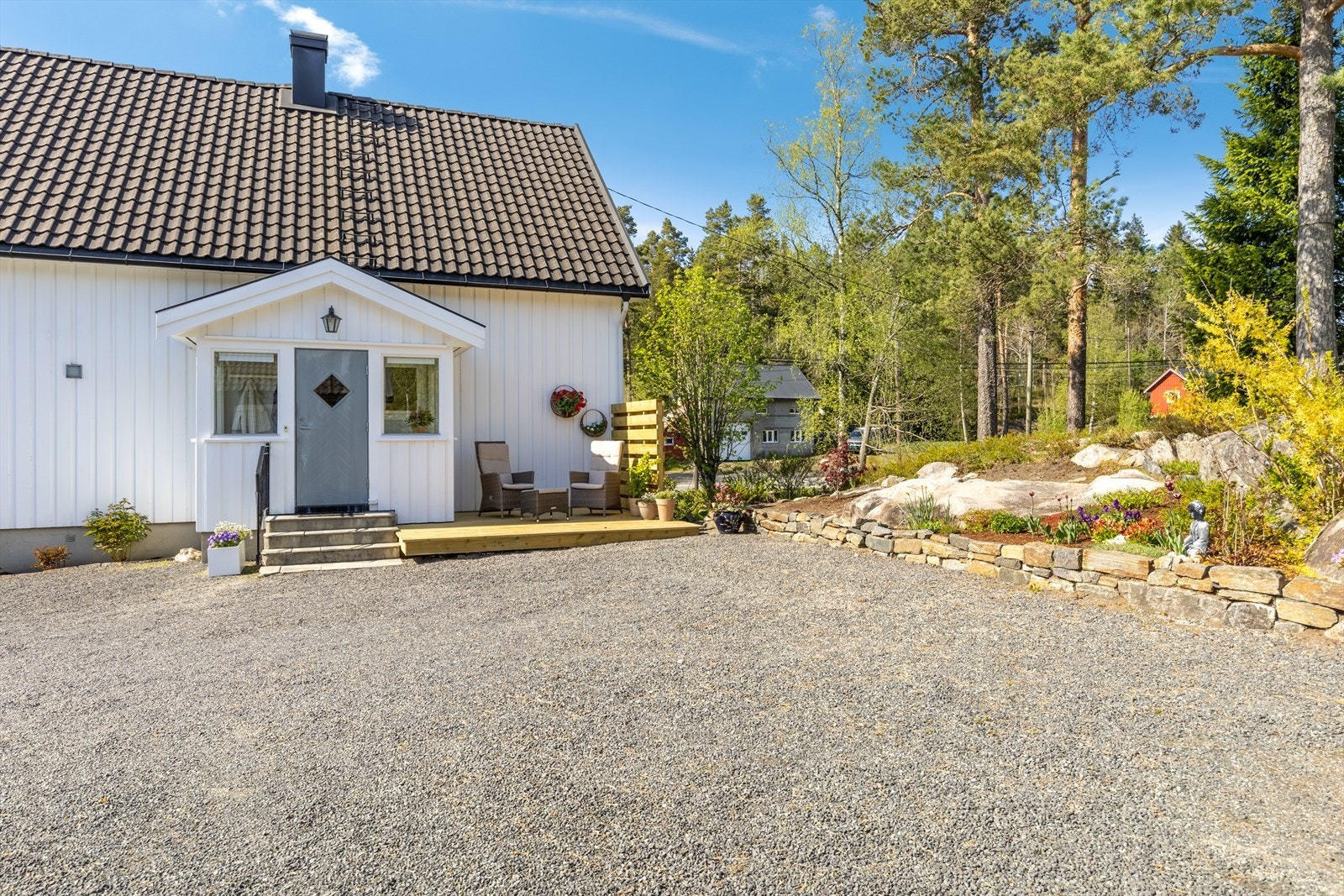 Det er lagt platting foran huset nå i 2025 Galleribilde