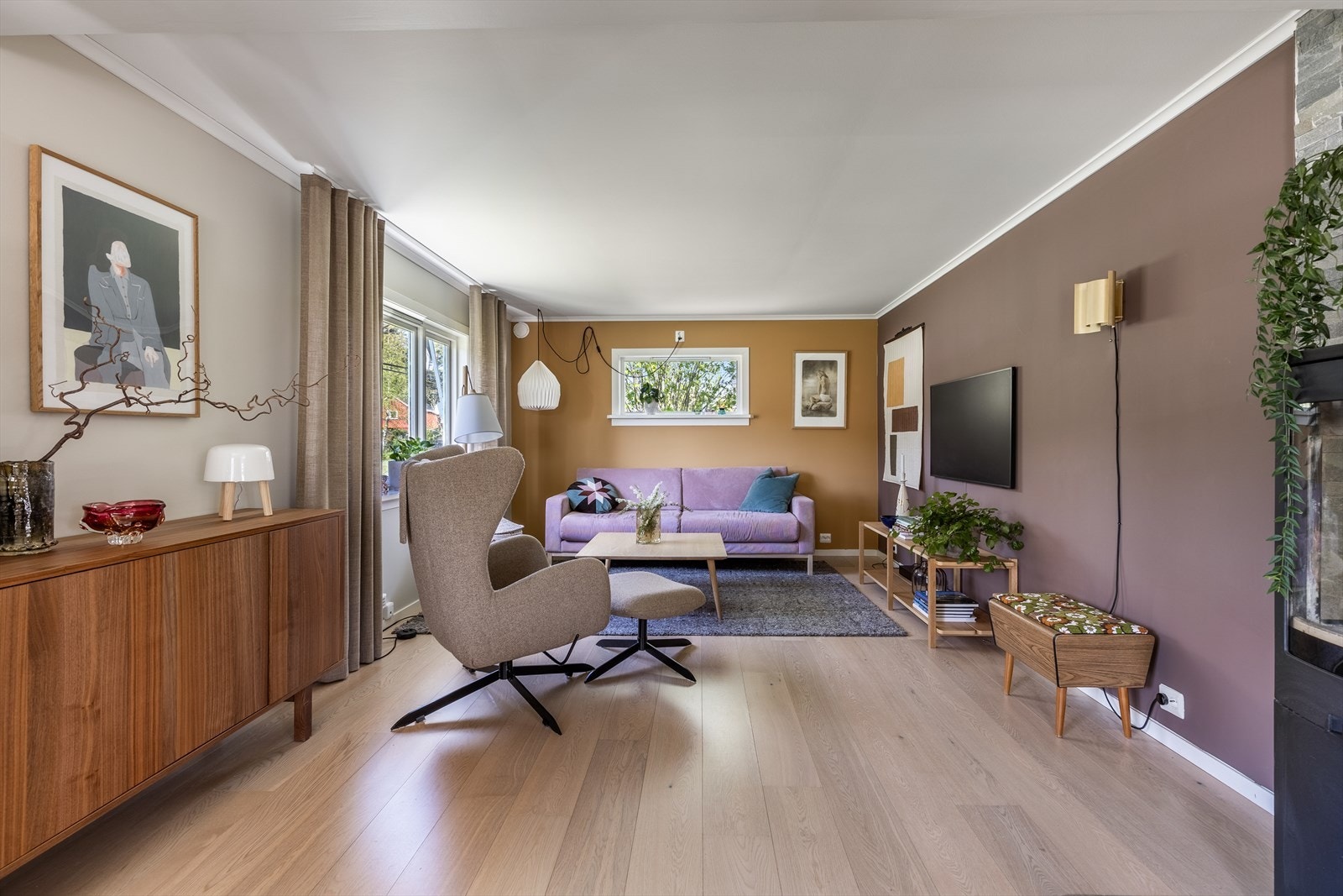 Hyggelig stuesone med vedovn Galleribilde