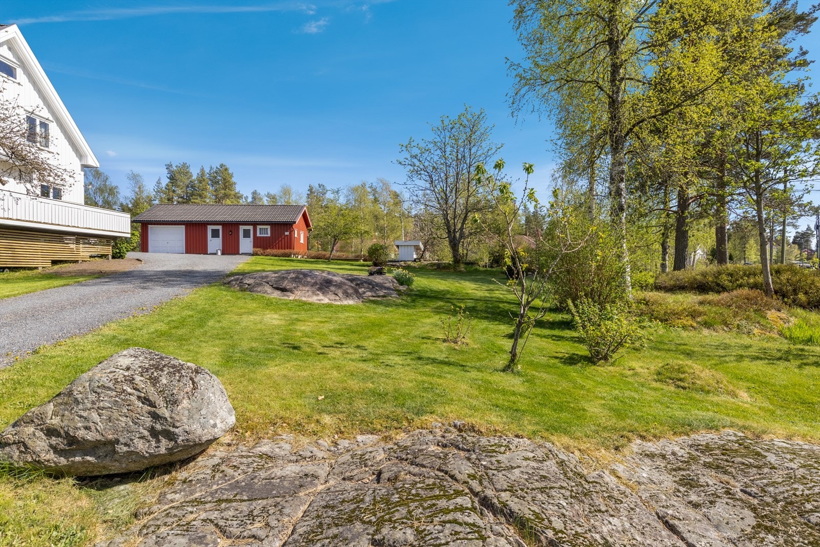 Det er ca. 2,5 km til Vegårshei togstasjon. Fortau fra boligen til skolen Galleribilde