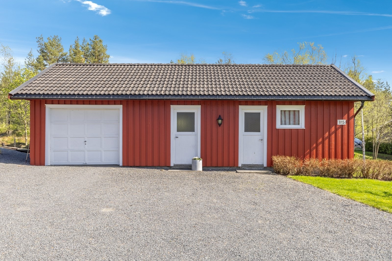 Garasje/uthus: Garasje, vedbod, gang, utedo og verksted Galleribilde