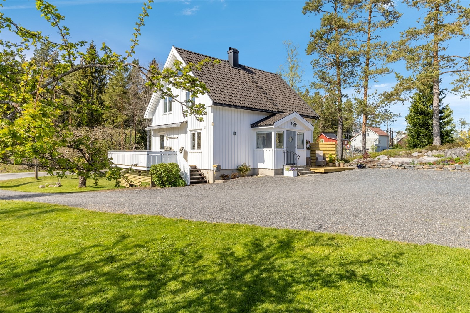 Velholdt og innholdsrik enebolig på en romslig tomt | Frittstående uthus | Sentralt på Myra Galleribilde