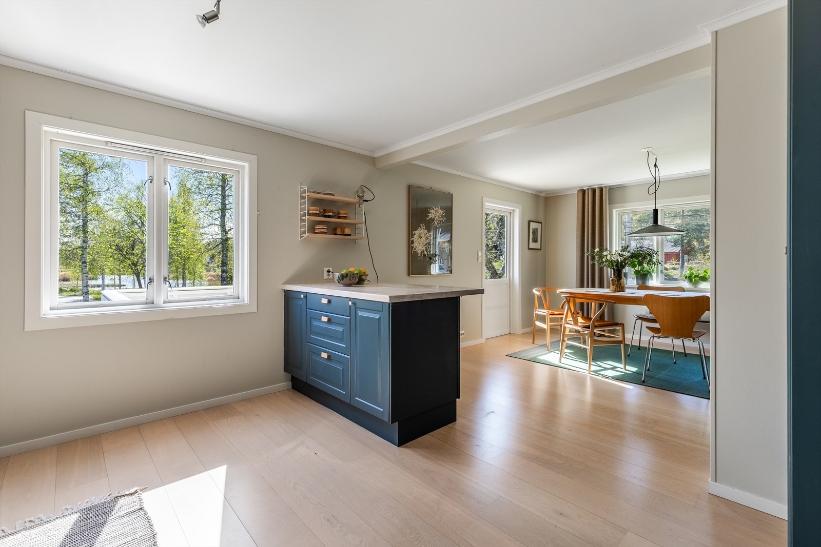 Stue og kjøkken i åpen løsning på hovedplan Galleribilde