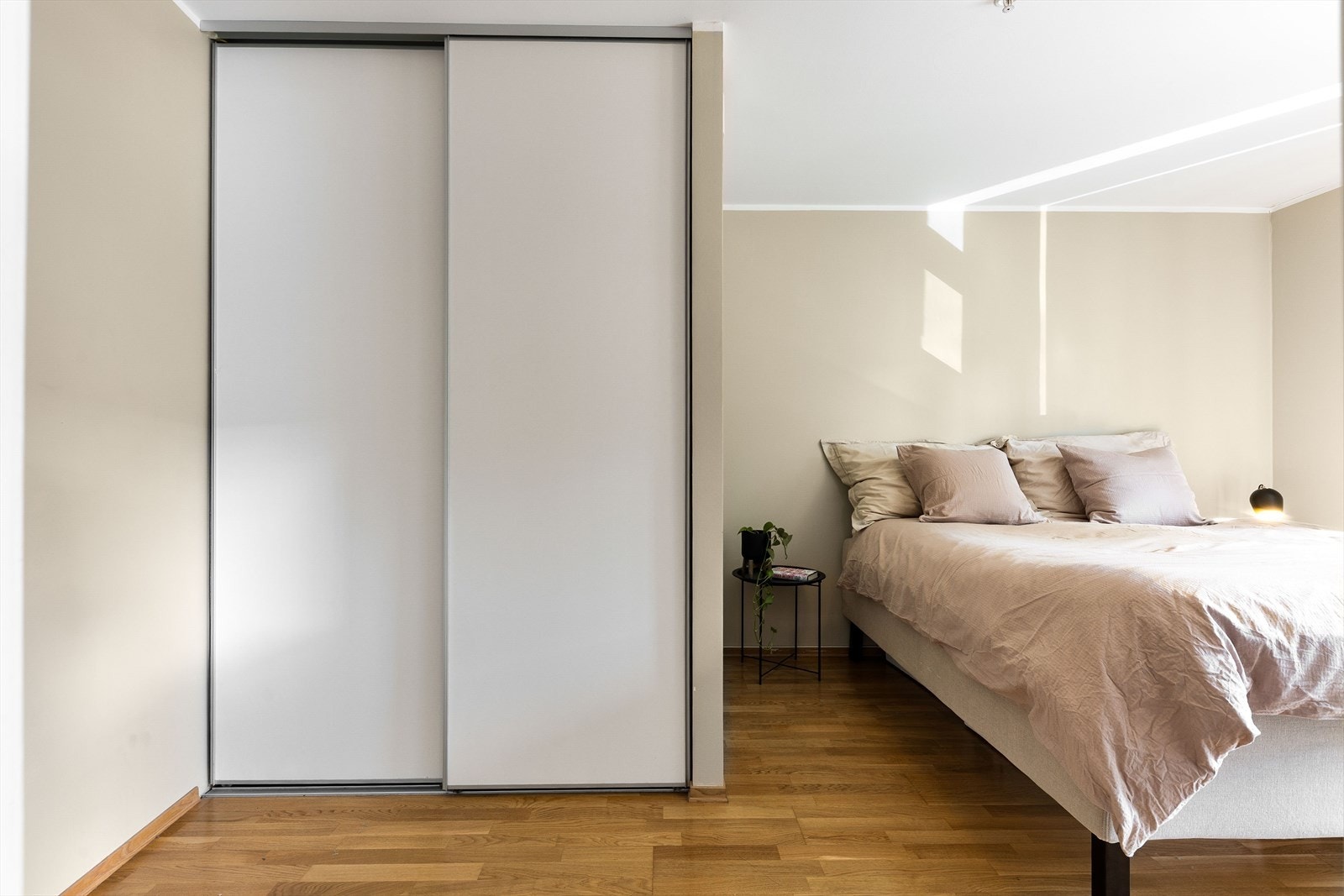 Soverommet har svært god garderobeplass med eget walk-in closet som er "gjemt" med skyvedør. Galleribilde