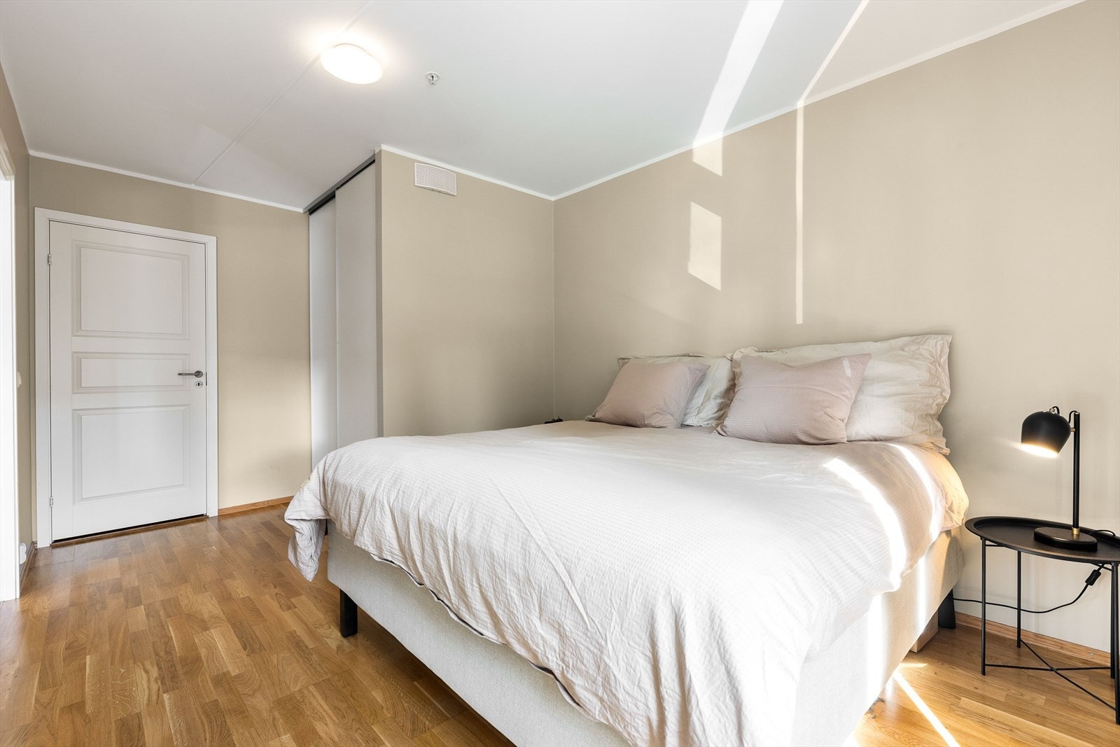 Her er det parkettgulv, malt glassfiberstrie på vegger og malt pusset betong i himling Galleribilde