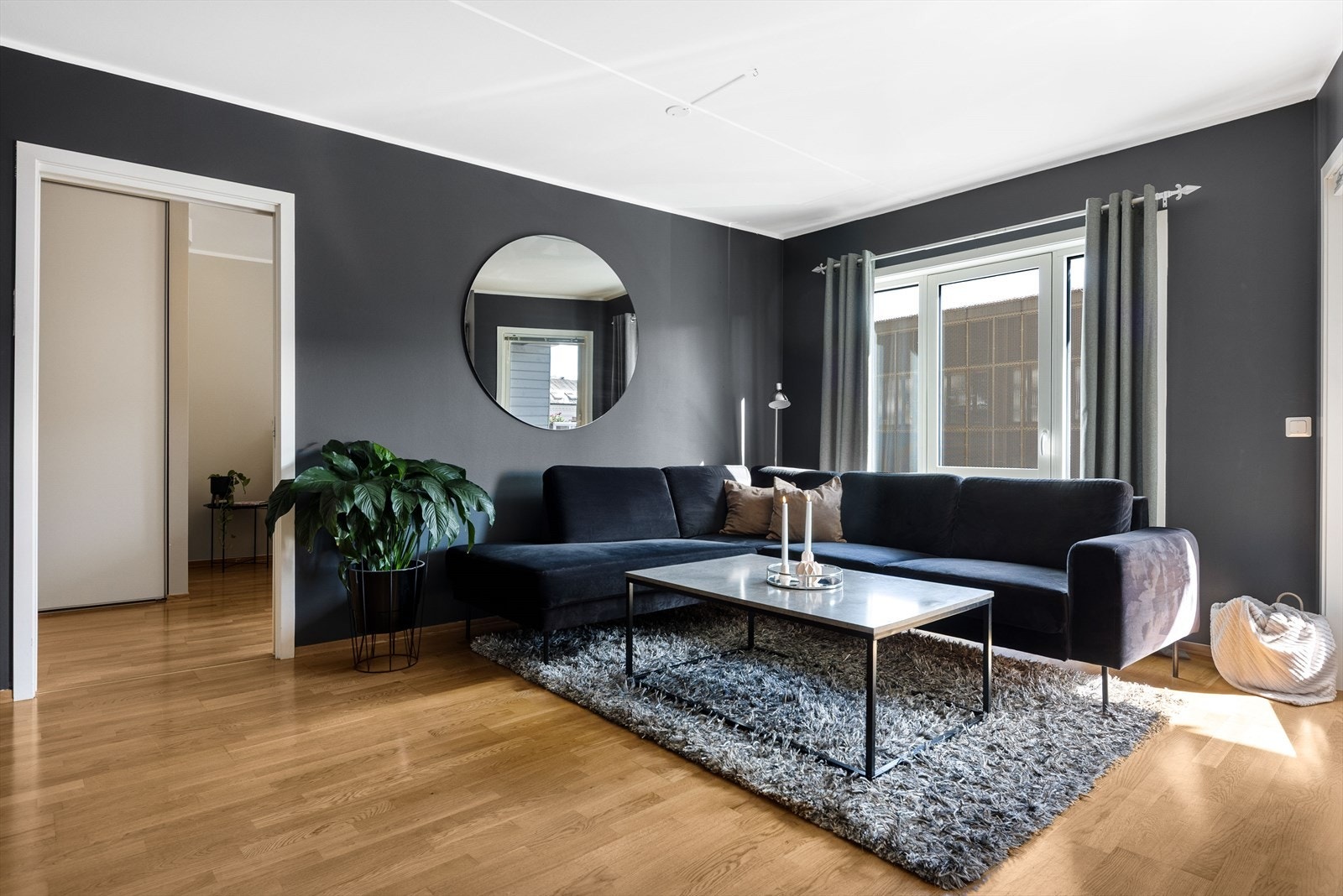 Det er god plass til både sofagruppe og spisebord i stuen Galleribilde