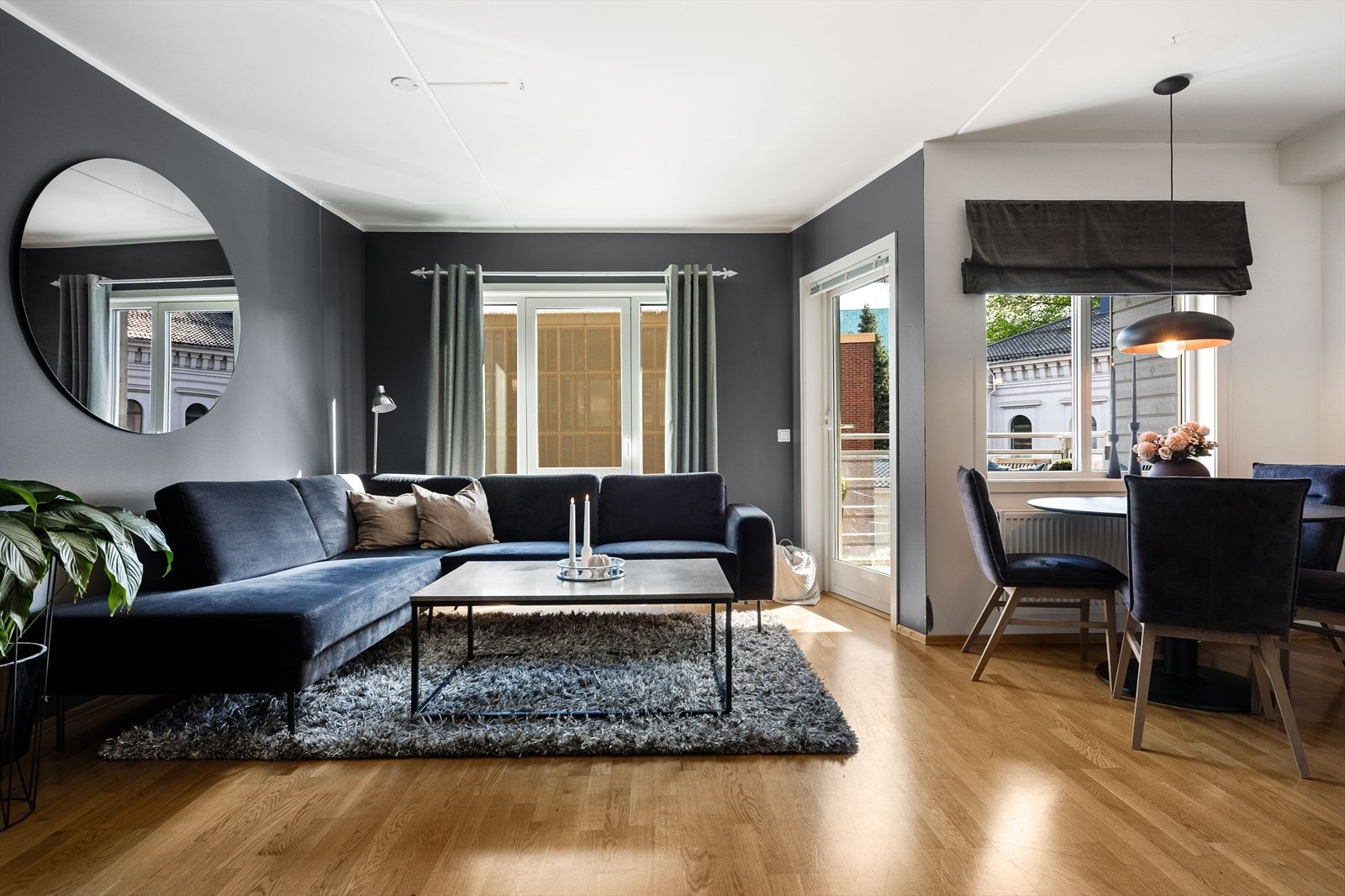 Stuen oppleves som lys og luftig med store vindusflater som gir godt med naturlig lysinnslipp Galleribilde