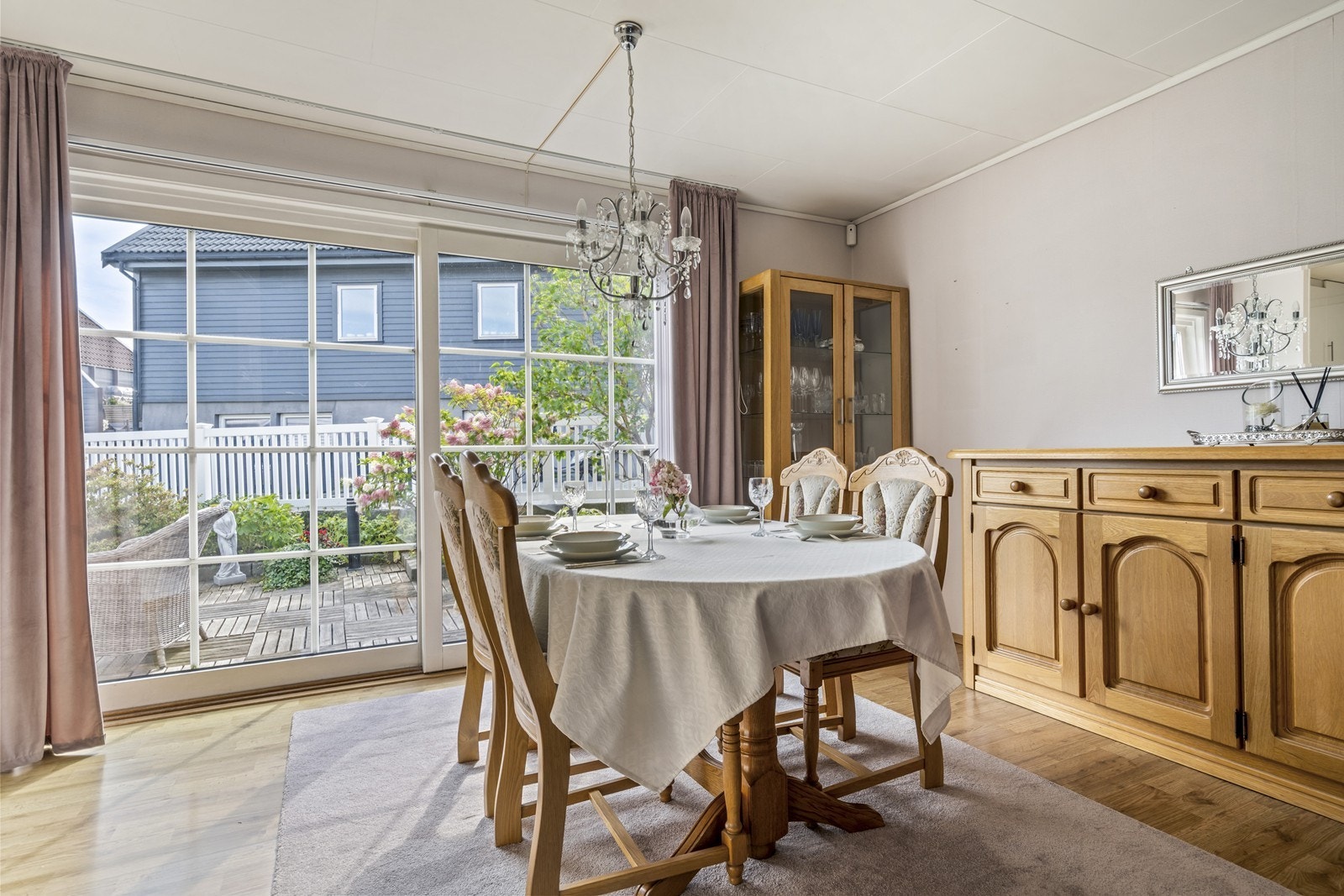 Fra stuen er det direkte utgang til en flott terrasse. Galleribilde