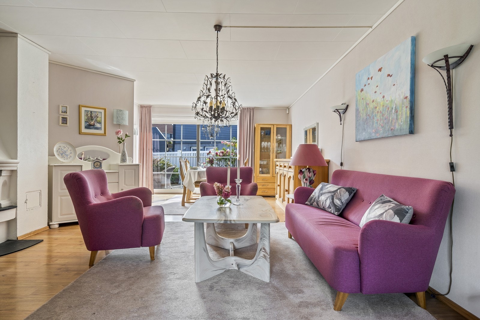 Lys, luftig stue med godt lysinnslipp. Galleribilde