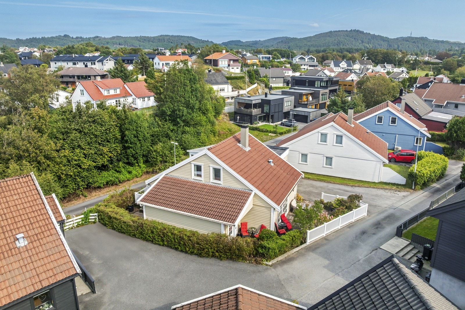 Her bor du i et sosialt nabolag omgitt av kjekke naboer, samtidig som en kan trekke seg tilbake i en skjermet hage. Galleribilde