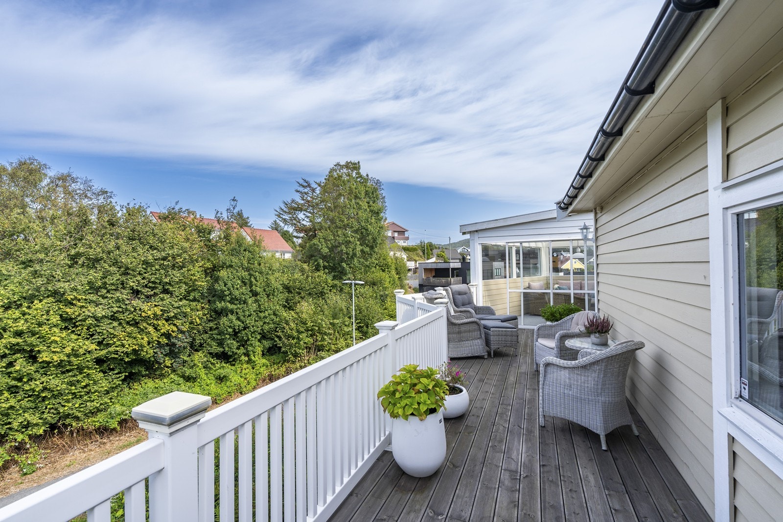 Ene delen av balkongen har en koselig innglasset hagestue (hagestue er ikke godkjent ref pkt. ferdigattest). Galleribilde