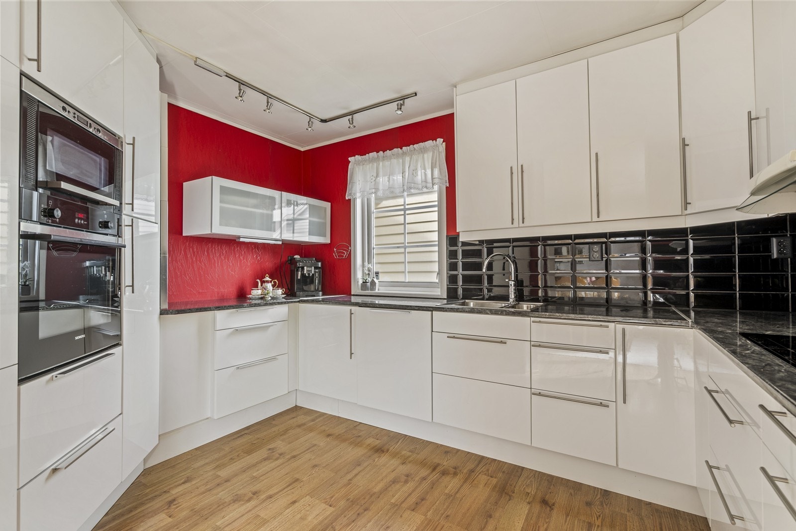 Kjøkkenet har stilige tilvalg som integrert stekeovn og mikro i praktidk høyde. Galleribilde