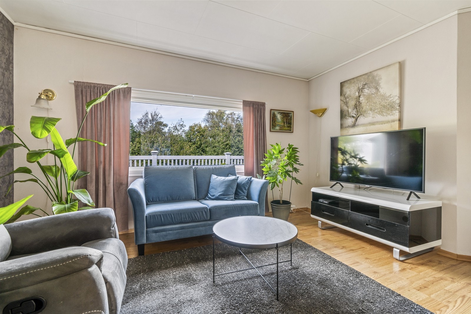 En egen del av stuen er innredet som en koselig TV-krok - perfekt for å trekke seg tilbake, mens resten av rommet kan brukes til gjester og sosiale anledninger. Galleribilde