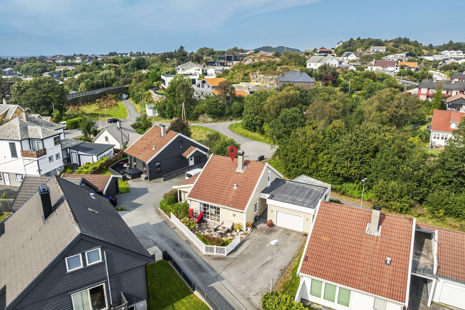 En sjarmerende enebolig med flotte uteområder beliggende på populære Gard! Galleribilde