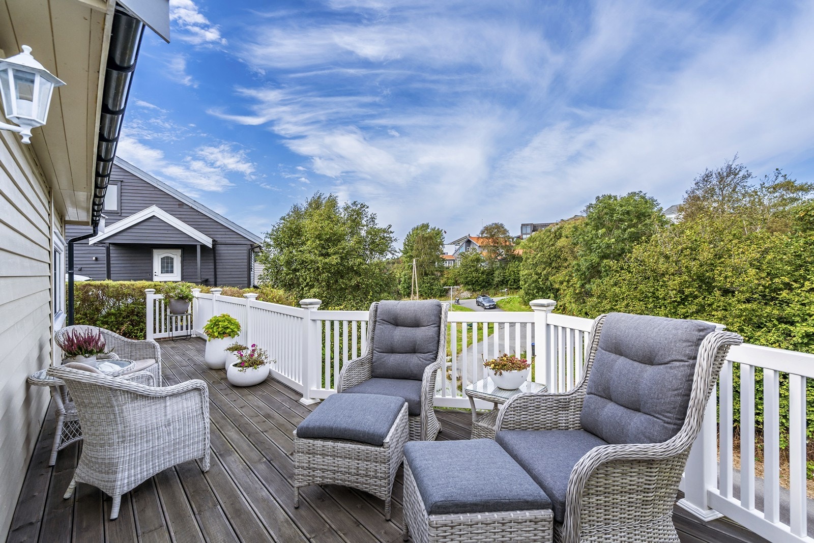 Balkong med god plass til flere sittegrupper. Galleribilde