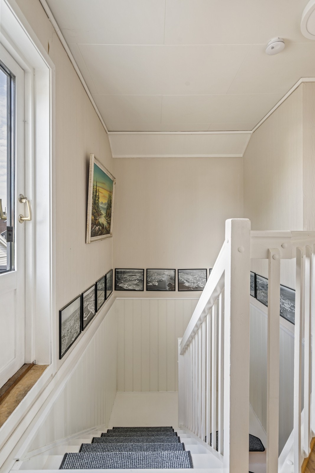 Det åpne trappeløpet har god plass til bilder eller annen dekor som kan gi rommet et personlig preg. Galleribilde