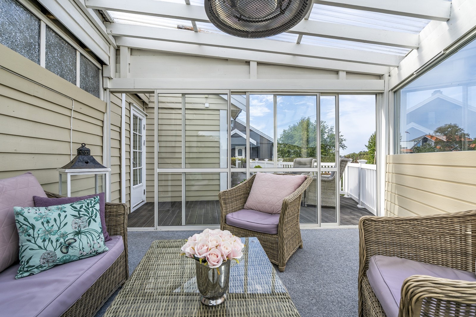 I hagestuen kan man forlenge utesesongen og nyte uteområdene i all slags vær. Galleribilde