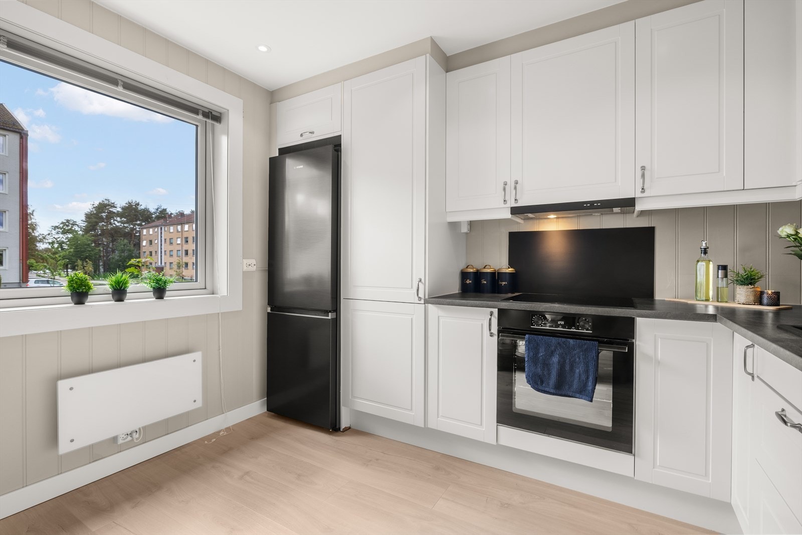 Kjøkkenet er av fin størrelse hvor det også er plass til en liten spisegruppe om ønskelig. Galleribilde