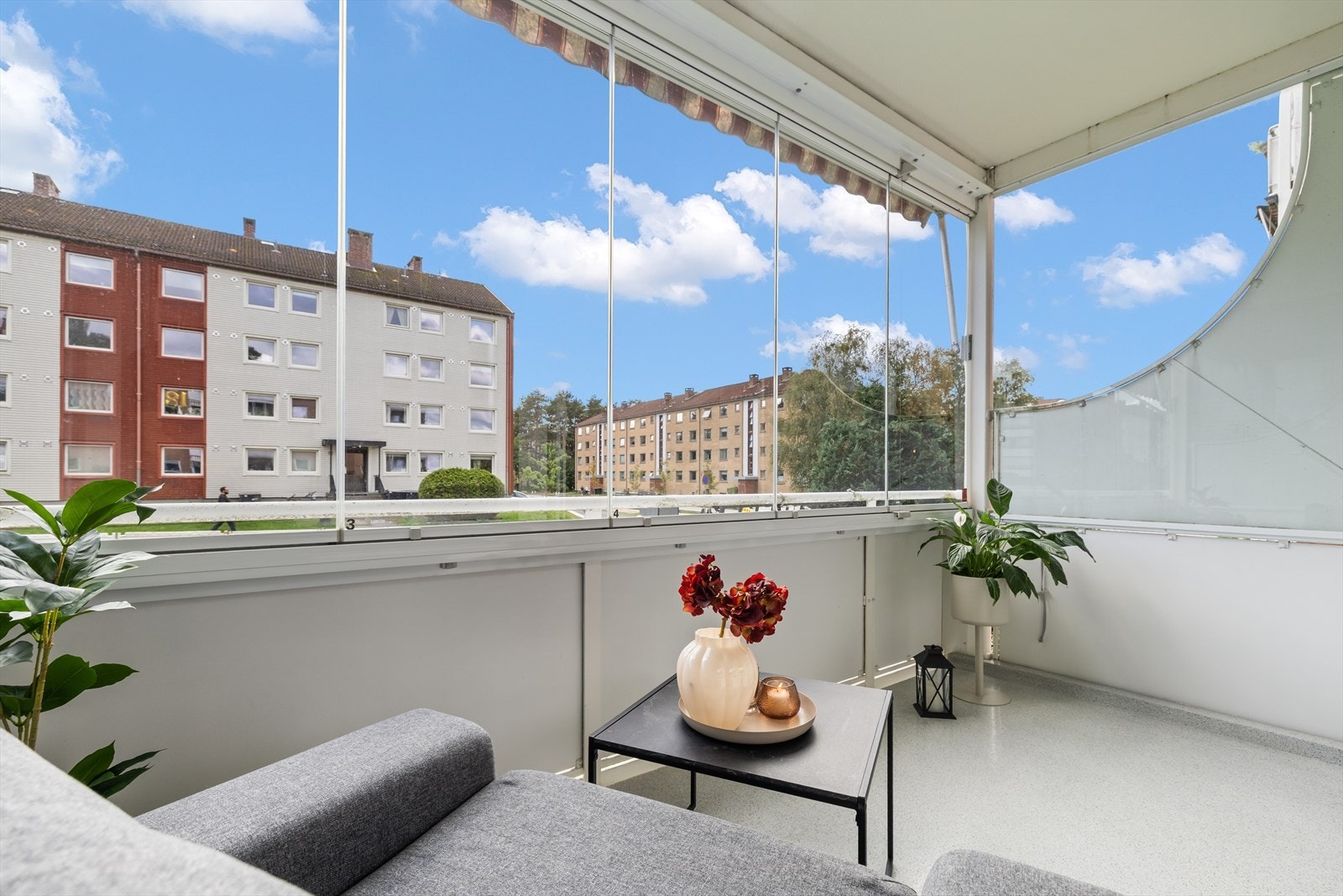 Fra stue er det adkomst til sydvendt balkong med gode solforhold. Galleribilde