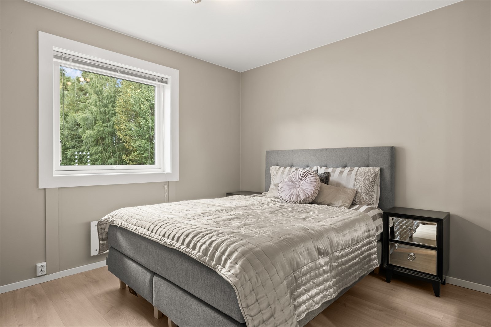 Hovedsoverommet | Rommet er vendt mot rolige omgivelser og har mye naturlig lysinnslipp. Galleribilde