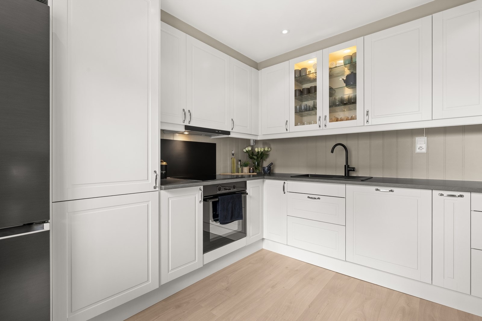 Her er det godt med oppbevaringsplass i over- og underskap. Galleribilde