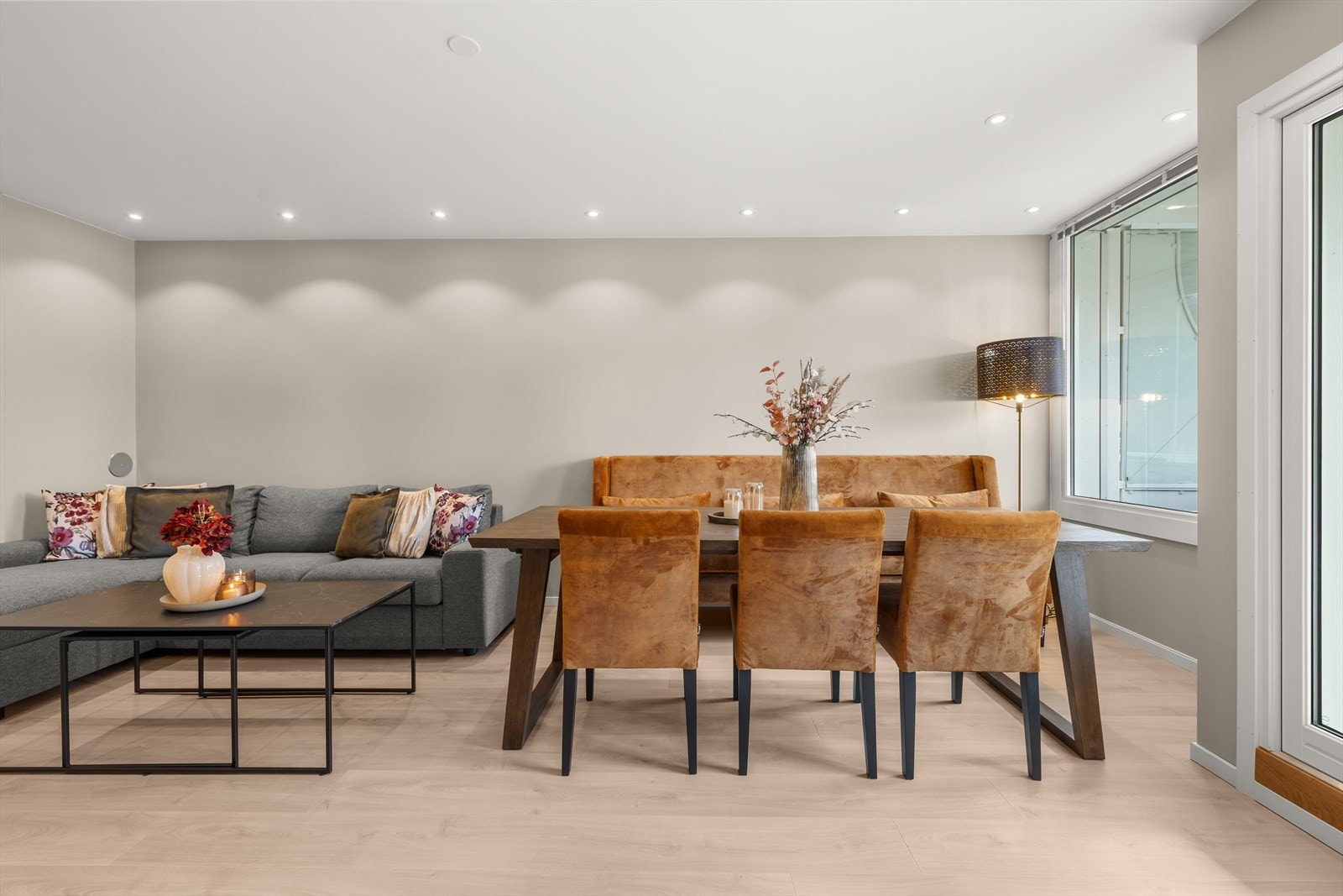 Meget innbydende og luftig stue med plass til flere sittegrupper og soner. Galleribilde