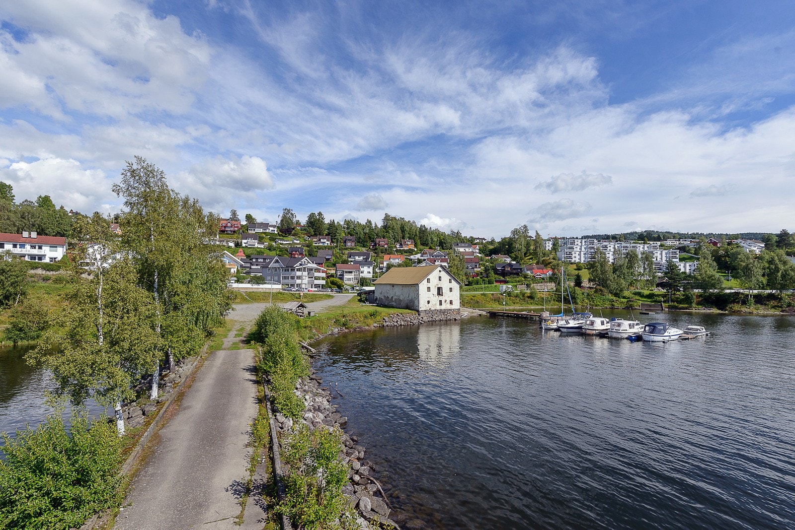 Kort vei til badeplasser langs Lågen og Mjøsa. Galleribilde