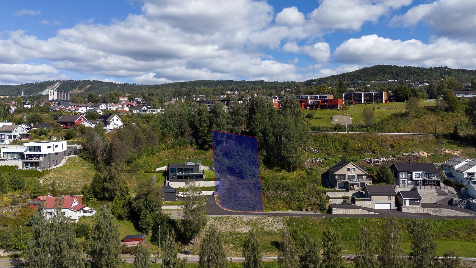 Spennende tomt beliggende i et boligområde med ene- og flermannsboliger. Galleribilde