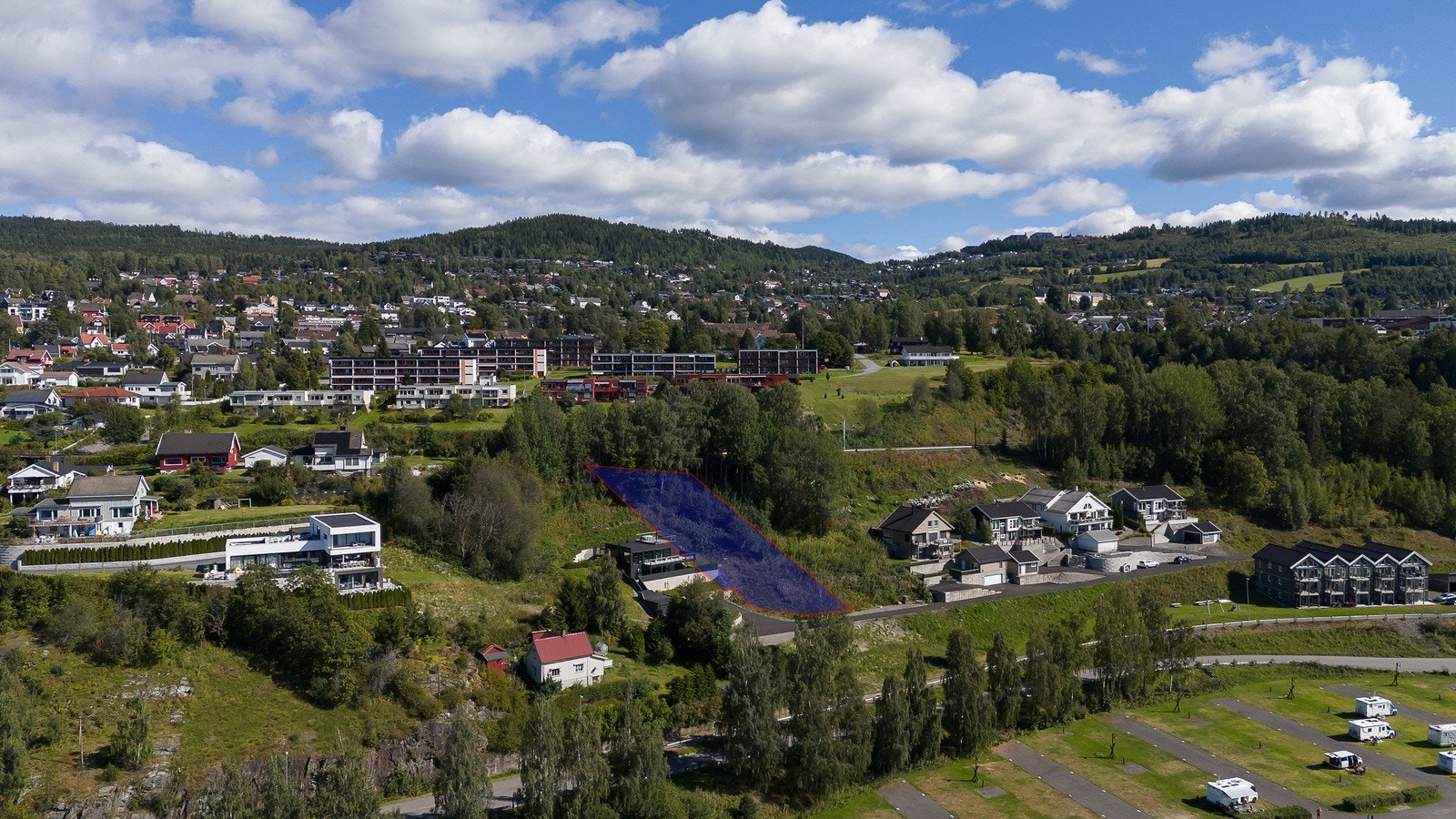 Tomten ligger sør og nedenfor sentrumskjernen Lillehammer. Galleribilde