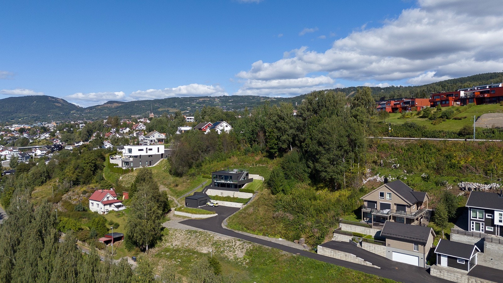 Tomten er oppmålt til 1 016,1 m². Galleribilde