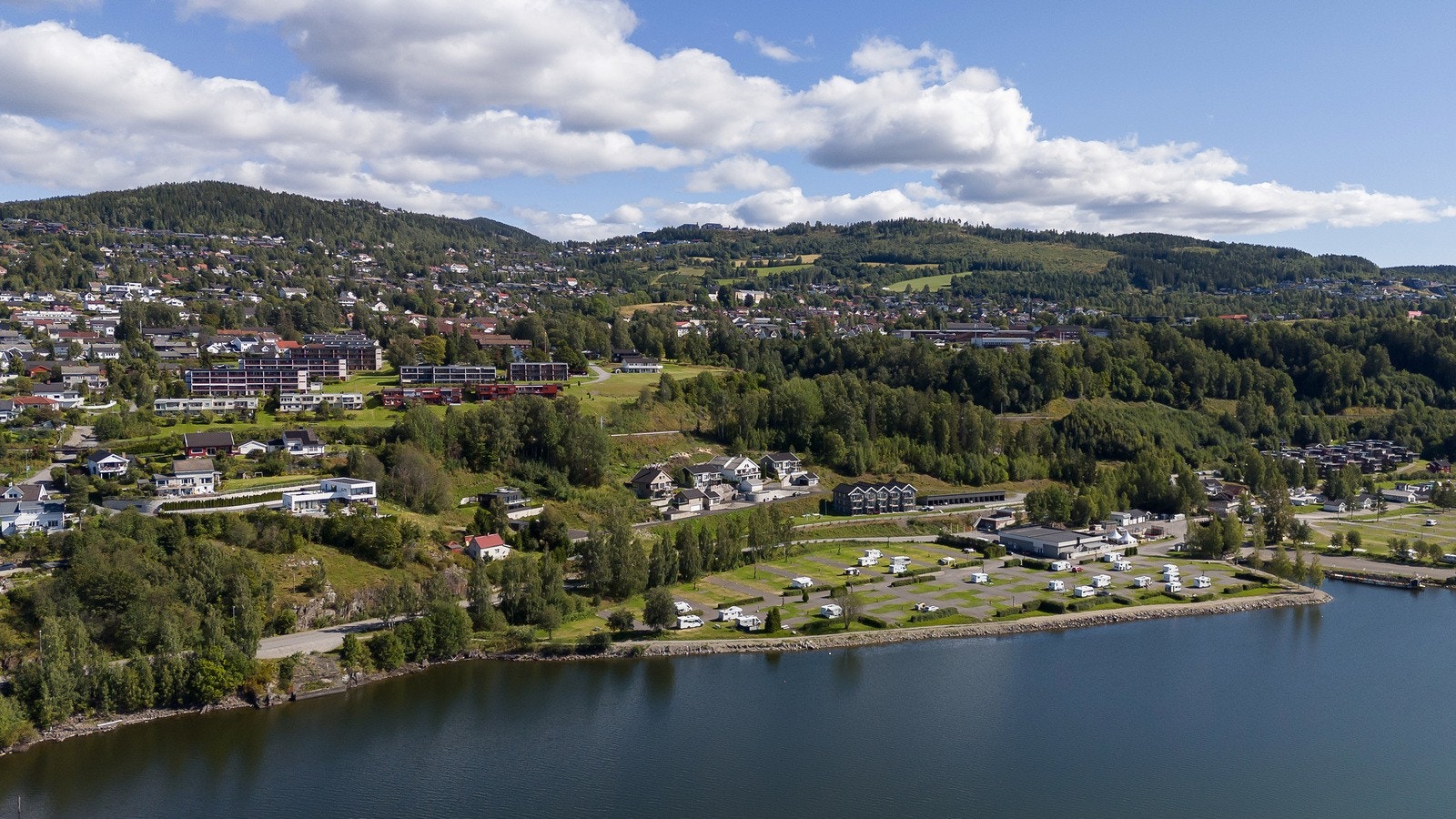 Det er etablert et fint uteområde i Årettadalen, med gangvei under jernbanen som binder Mjøskanten sammen med Suttestad-området. Galleribilde