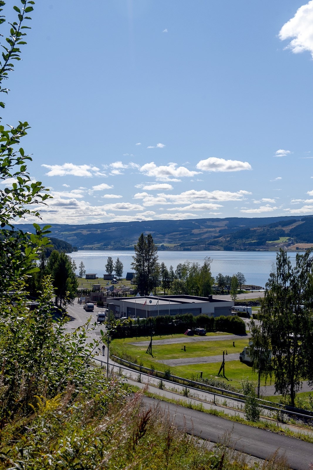 Vakre Mjøsa ligger rett nedenfor, og byr på flotte muligheter for både bading og fiske. Galleribilde