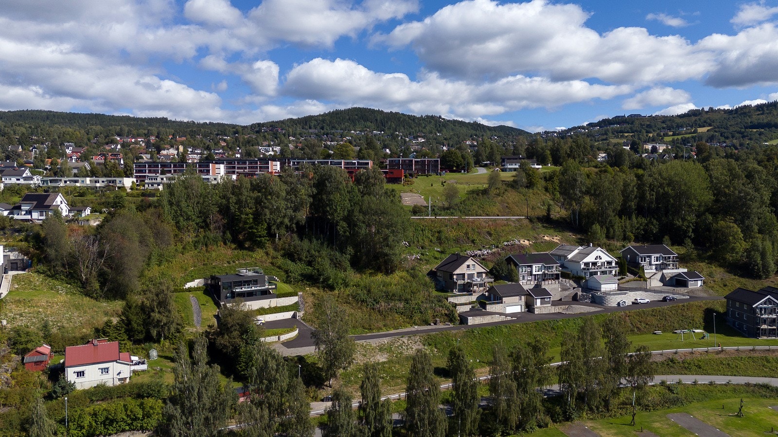 Det er kort gangavstand til nærmeste bussholdeplass - kun 8 minutter til fots. Galleribilde