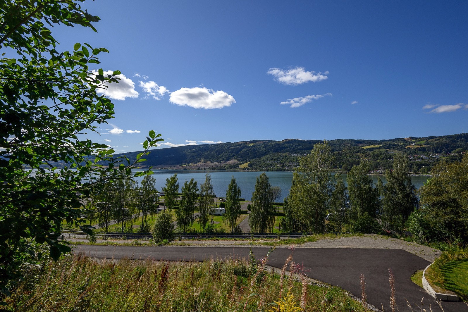 Beliggenheten kombinerer det beste fra to verdener - nærhet til byens fasiliteter og enkel tilgang til friluftsliv ved Mjøsa, turstier, skiløyper og marka. Galleribilde