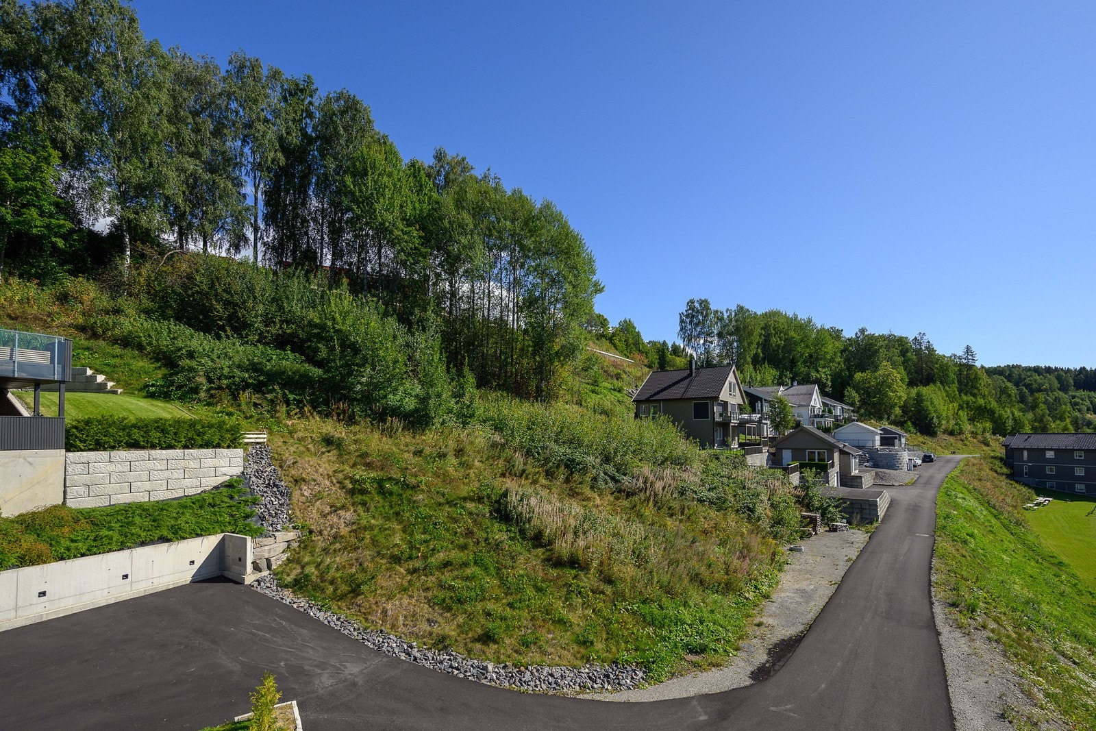 Kjøper av tomten er selv ansvarlig for tilknytningsavgiftene. Se punktet "Info kommunale avgifter" i salgsoppgaven for mer informasjon. Galleribilde