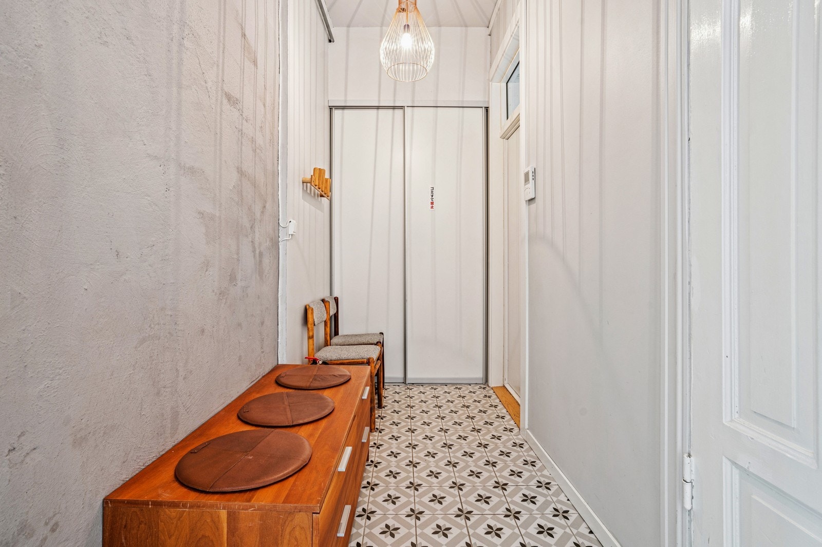 Romslig entré med garderobe/oppbevaring Galleribilde