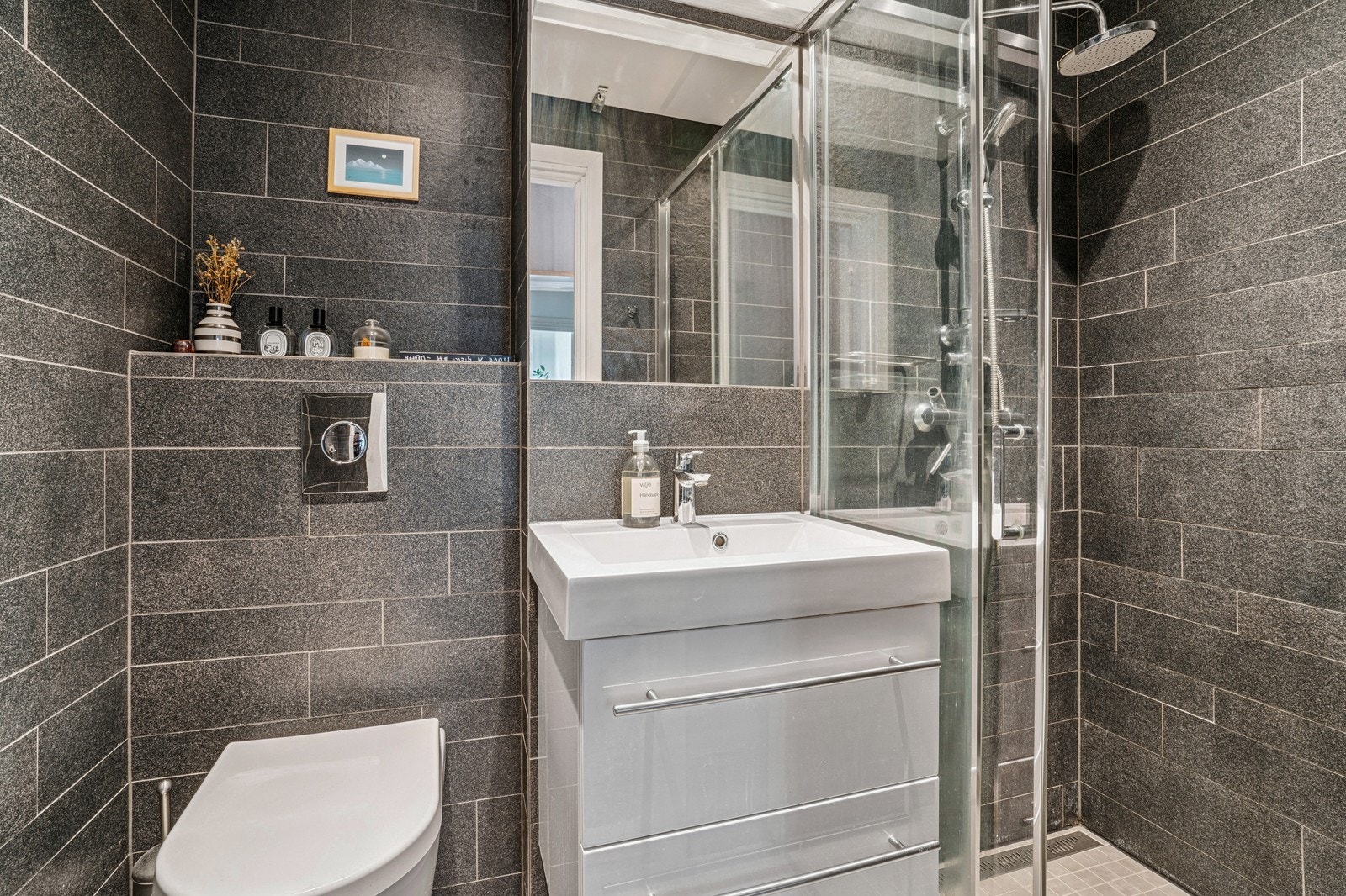 Pent flislagt bad Galleribilde