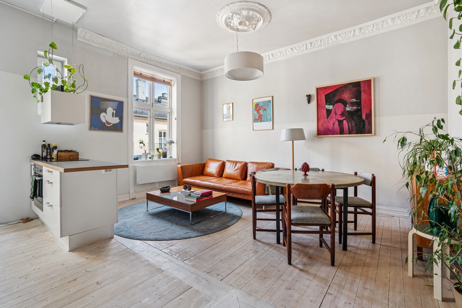 Romslig stue med en åpen kjøkkenløsning. Galleribilde