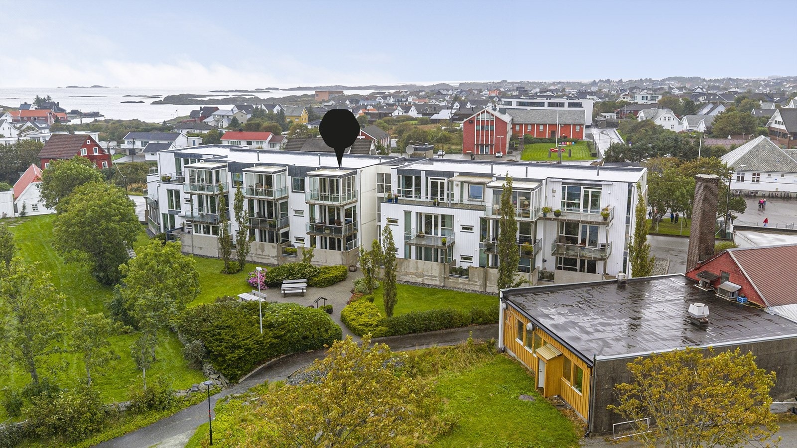 Pent opparbeidet felles eiet tomt med bl.a sittegrupper og flott hage. Galleribilde