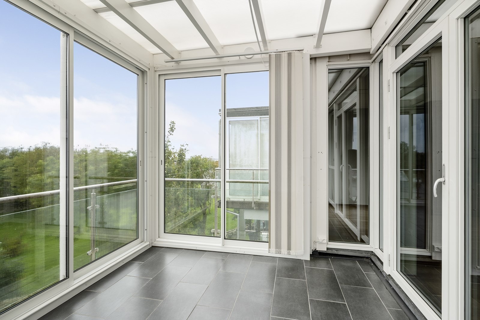 Stor innglasset balkong (ca 2017), skyvedører som kan åpnes Galleribilde