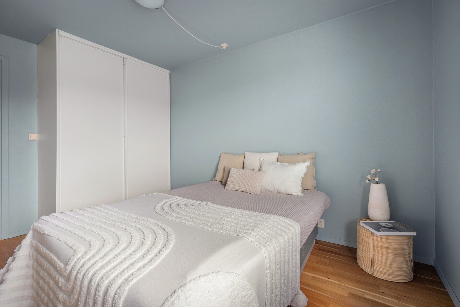 Et fredfult og lunt soverom med oppbevaringsplass. Galleribilde