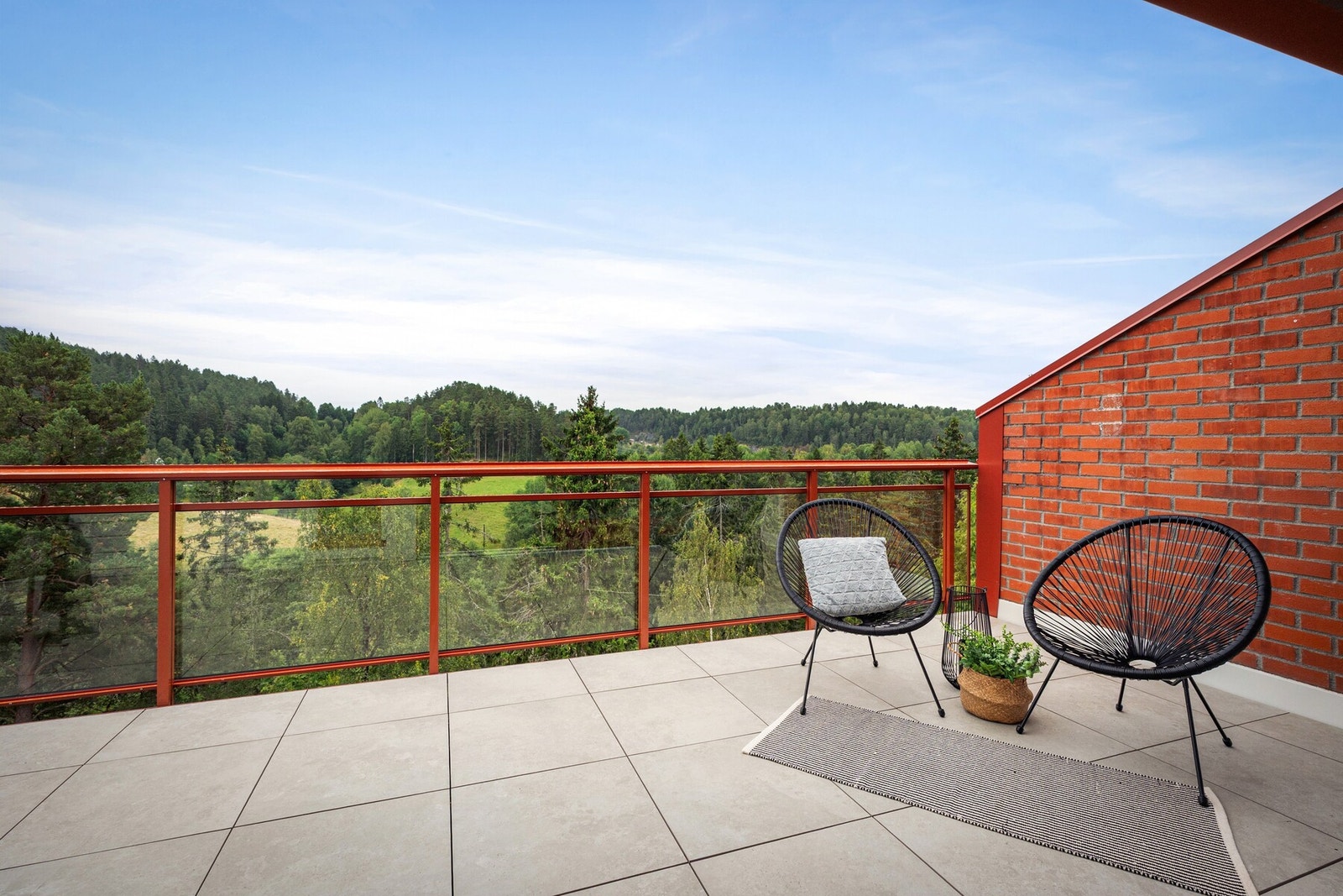 Terrassen er på 28kvm, som gir god plass til å innrede et flott uteareal med fantastisk utsikt. Galleribilde