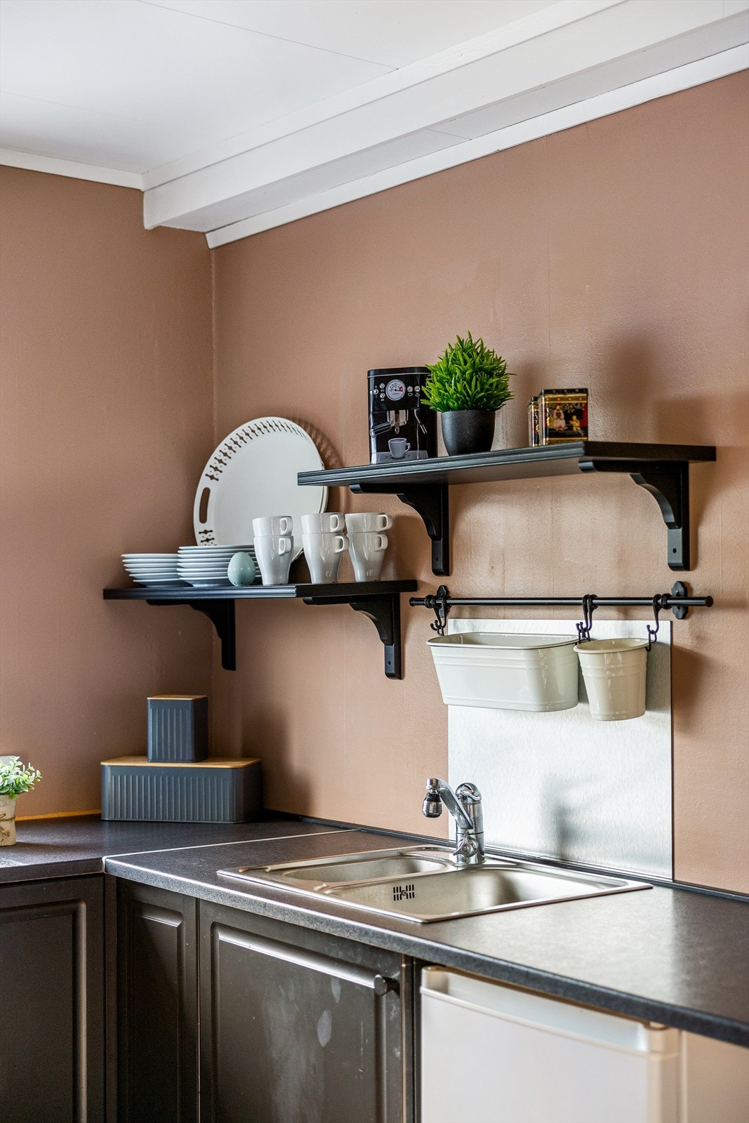 Istedenfor overskap gir hyller plass til pyntegjenstander og de fineste servisene. Galleribilde