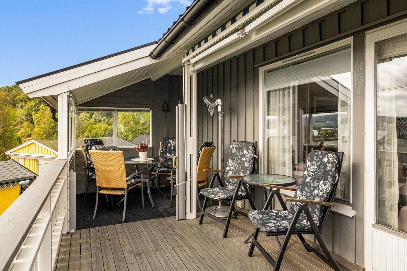 FRA TERRASSEN ER det direkte inngang til stuen. Skillet mellom ute og inne viskes ut når det er sommer og åpne dører. Galleribilde