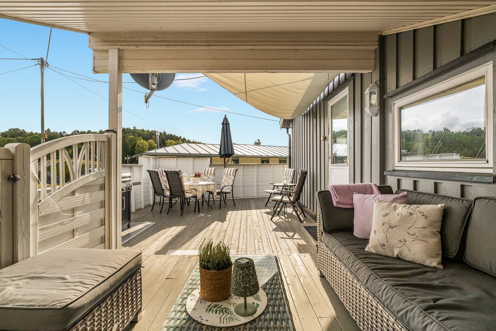 LUNT: Deler av den store terrassen er overbygget. Galleribilde