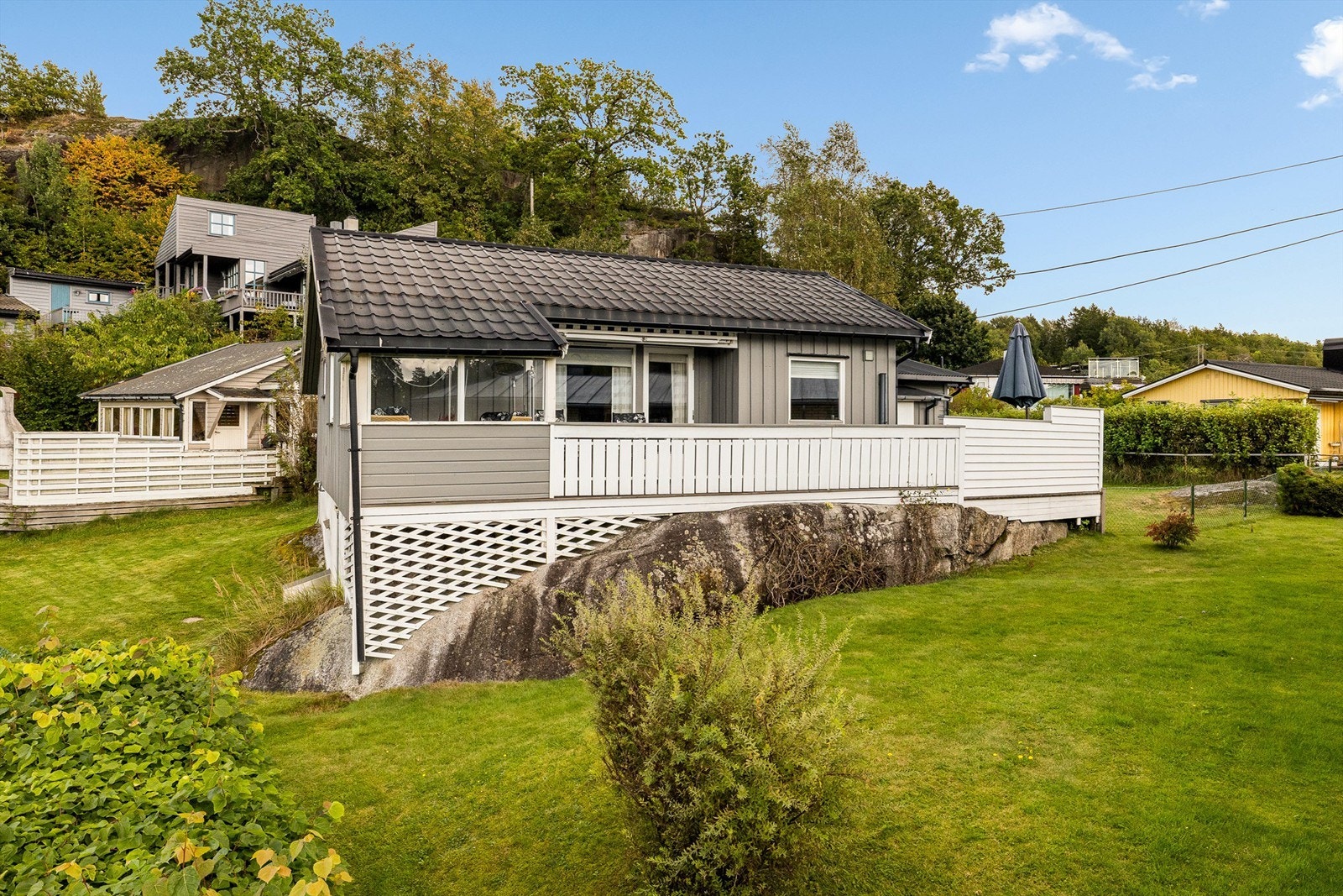 Sommerparadis i en liten hyttegrend. Galleribilde