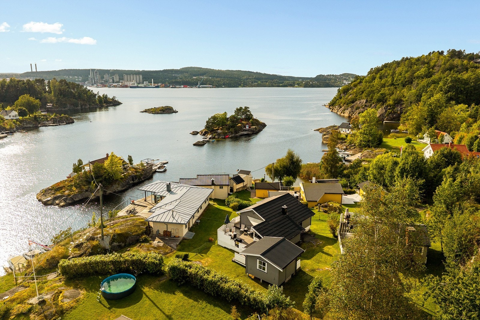 Hytta ligger fint til med kort avstand til sjøen. Galleribilde